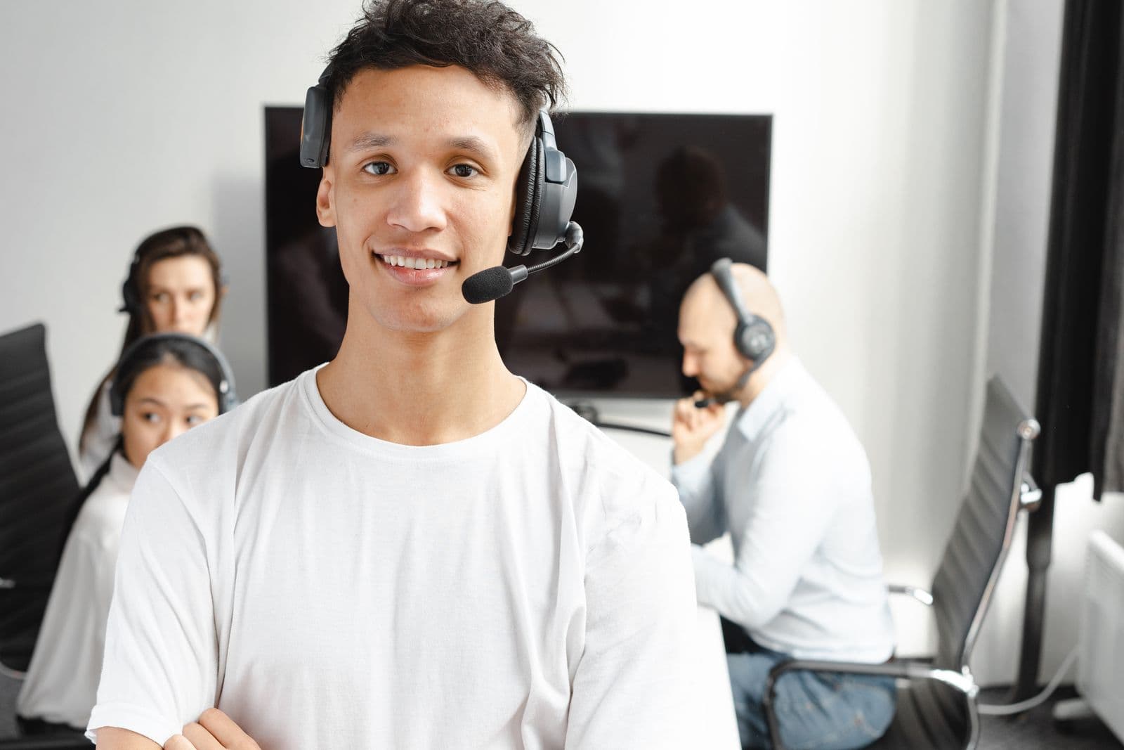 Advisors working in a bright office